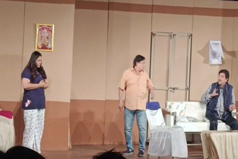 বাংলায় নাটকের মঞ্চে হাজির সাংসদ শত্রুঘ্ন সিনহা!দুর্গাপুরের সৃজনী প্রেক্ষাগৃহে নাটক মঞ্চস্থ করতে দেখা গেল তারকা সাংসদকে