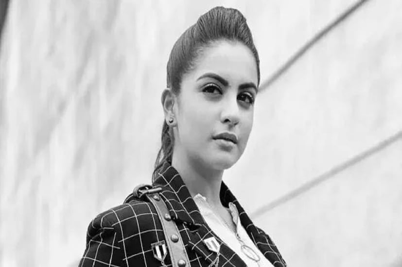 সেই ছবিতে সামান্য চিন্তিত দেখা গিয়েছিল তুনিশাকে ৷ মেকআপ রুম থেকেই তিনি সোশ্যাল মিডিয়ায় শেয়ার করেন ছবি ৷ ফাইল ছবি ৷