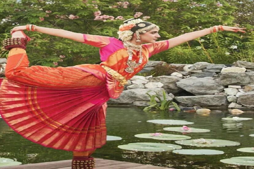  আজ, বৃহস্পতিবার রোকা হয়ে গেল অনন্ত আম্বানি আর রাধিকা মার্চেন্ট-এর। রাজস্থানের শ্রীনাথজি মন্দিরে এই অনুষ্ঠান হয়। ফিরে দেখা, জুন মাসে রিলায়েন্স ইন্ডাস্ট্রিজ লিমিটেডের চেয়ারম্যান এবং ম্যানেজিং ডিরেক্টর মুকেশ আম্বানি এবং তাঁর স্ত্রী নীতা আম্বানি আয়োজিত অনুষ্ঠান উপলক্ষে 'জিও ওয়ার্ল্ড সেন্টার'-এ নৃত্যশিল্পী রাধিকা মার্চেন্ট-এর প্রথম বার মঞ্চে নিজের অনুষ্ঠানে নাচের মুহূর্তগুলি।