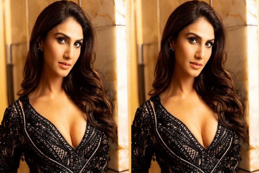 বাণী কাপুর কোনও রকমনের সুযোগ হাত ছাড়া করেন না ৷ শরীরী মোচড়ের সঙ্গে সঙ্গে শরীর কামড়ে আছে পোশাক ৷ সেই ছবিই দুর্বার গতিতে ভাইরাল হয় সোশ্যাল মিডিয়ায় ৷ বাণী কাপুরের ভক্তরা তাঁর ছবিতেই পাগল ৷ ছবি সৌজন্যে ইনস্টাগ্রাম ৷