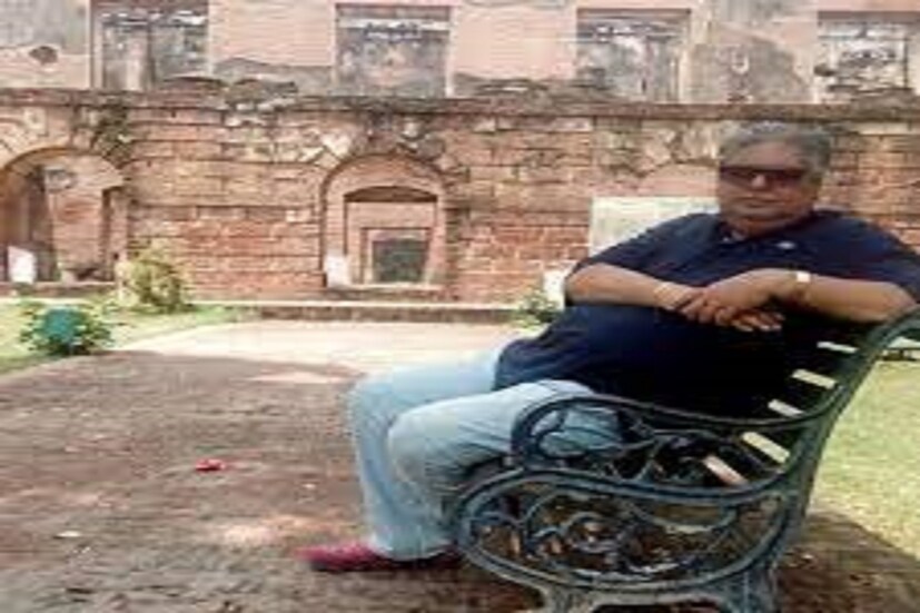 বোড়ালে শেষকৃত্য সম্পন্ন হবে ৷ কলকাতায় ফেরার পরে ফের ২১ দিনের মাথায় কেমো নেওয়ার কথা ছিল ৷ কিন্তু হঠাৎ তাল কাটল, আর ফেরা হলনা জননীর পরিচালকের ৷ ফাইল ছবি ৷