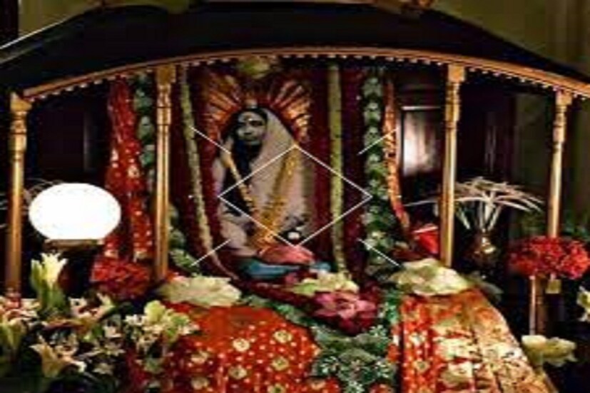 মা সারদা সবাইকে দিয়েছেন এক বহুমূল্য কানের দুল ৷ সেটি সোনা, রূপা বা প্ল্যাটিনামে তৈরি নয়, কিন্তু আজ পর্যন্ত কারোর সেই মূল্য চোকানো সম্ভব হয়নি ৷ ফাইল ছবি ৷