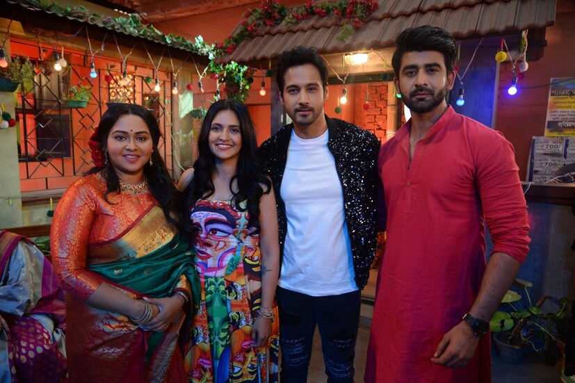 এরপরেই আস্তে আস্তে প্রিয়াঙ্কার প্রেমে ফাঁদে পা দেন যশ, শুরু হয় ভালবাসার নতুন পর্ব ৷ জিৎ গঙ্গোপাধ্যায়ের সুরে প্রতিটি গানই সুপারহিট ৷ দিনে দিনে তুই, ভুলে যাবো কী করে আট থেকে আশির মুখে মুখে ফিরছে গানটি ৷ 
