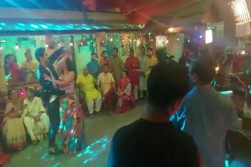 এই মুহূর্তের অন্যতম হ্যান্ডসাম নায়ক যশের আবার কী হল তিনি প্রিয়াঙ্কাকে বলছেন তোকে ছাড়া আর বাঁচবো না ৷ হ্যাঁ ঠিকই শুনেছেন ৷ যশ দাশগুপ্ত ও প্রিয়াঙ্কা সরকার কী এবার প্রেমের জোয়ারে ভাসলেন? 