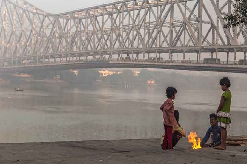 জানা যাচ্ছে ঠান্ডার কনকনে ভাব নয়, হিমেল হাওয়ার পরশে রোদ পোহানো নয়, বড়দিনে এবার রীতিমতো ঘামতে হবে কলকাতাবাসীদের। আবহাওয়ার পূর্বাভাস বলছে, বড়দিনের কাছাকাছি ২০ ডিগ্রি ছুঁতে পারে কলকাতার পারদ। আগামী ৪/৫ দিনে বৃষ্টির কোনও সম্ভাবনা নেই। তবে আগামী দুদিন ঘন কুয়াশার আচ্ছাদনে ঢাকা পড়তে চলেছে তিন জেলা, মালদা ও দুই দিনাজপুর।