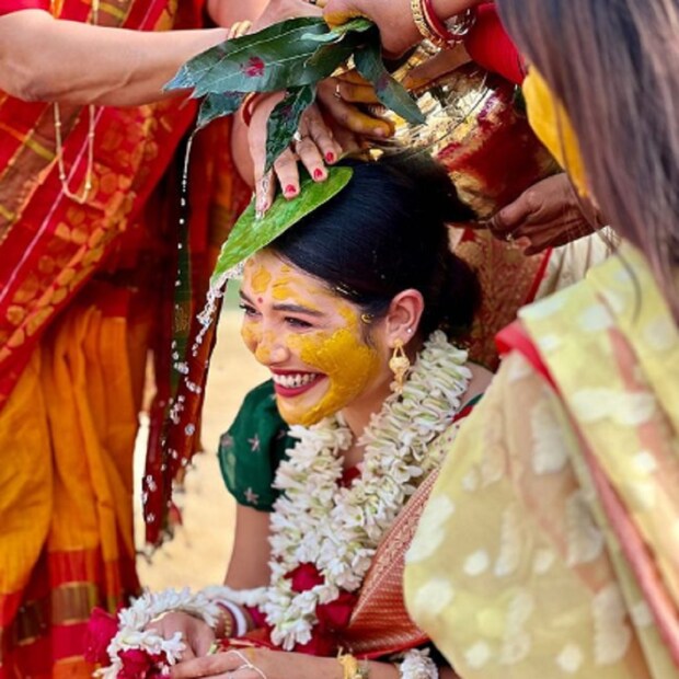বিয়ে হয়েছে ২০২১ সালে ১৩ অক্টোবর। খাতায় কলমে। কিন্তু লোক খাইয়ে, আচার অনুষ্ঠান মেনে, বেনারসি পরে বিয়ে করার মজাই আলাদা। আর সে আনন্দ থেকে বঞ্চিত হতে চাইলেন না রোশনি ভট্টাচার্য।