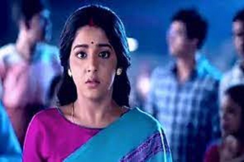 অন্যদিকে সোনাকে না খেয়ে খথাকতে দেখে দীপা কোলে নিয়ে আরদ করছেন ৷ রাস্তায় রূপার সঙ্গে দেখা হয় সূর্যর, সেখানে সে মায়ের ওষুধ পৌঁছে দিতে বলে ৷ সূর্যও কথা দেয় ৷ ফাইল ছবি ৷