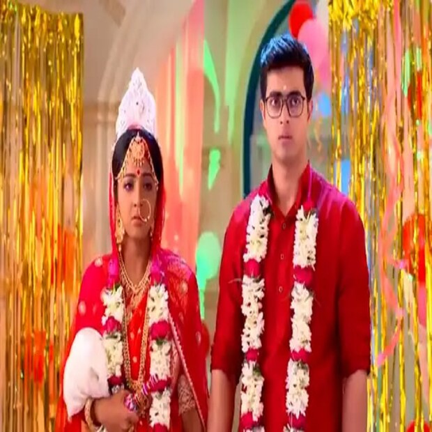 এই প্রোমোই এবার তোলপাড় করেছে দর্শকেরাও কি চান এবার দীপা-সূর্যর দেখা হোক? অন্যদিকে সোনা সূর্যকে বাবা বলে ডাকলে দীপা ভুল বুঝতে শুরু করে? ফাইল ছবি ৷