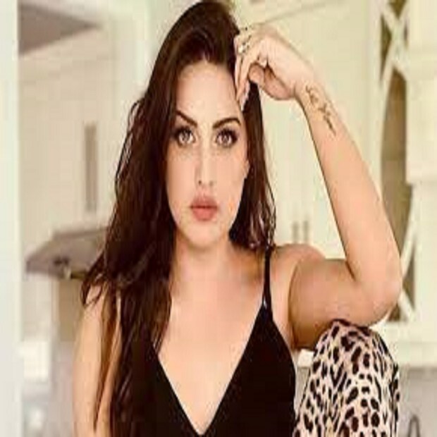 বিগ বসের ঘর থেকে বেরিয়ে চাওর সঙ্গে সম্পর্কের বিচ্ছেদ ঘোষণা করেন ৷ এরপর থেকে হিমাংশি আসিম রিয়াজের সঙ্গে ডেট করছেন ৷ আসিম ও হিমাংশি একটি মিউজিক ভিডিওতে কাজ করেছেন ৷ ফাইল ছবি ৷