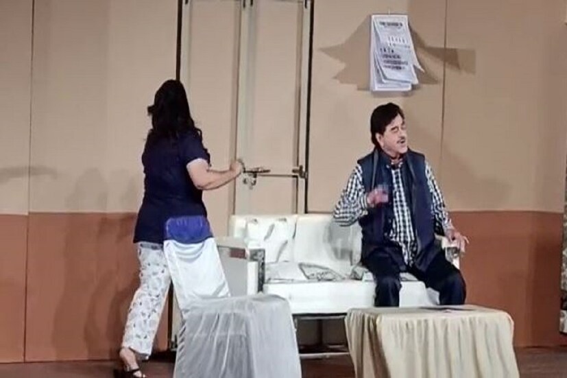 বর্তমানে রাজনীতি নিয়ে মজে থাকা সাংসদকে এই নাটকের মঞ্চে দেখা গিয়েছে একেবারে ভিন্ন রকমের ভূমিকায়।