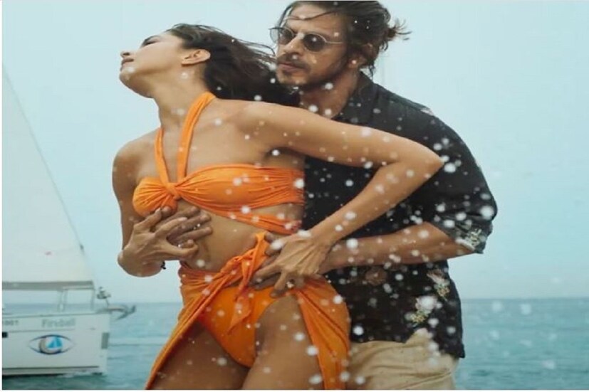 একজন সুঠাম পুরুষ, যাঁকে কী না বলা যায় আলটিমেট হ্যান্ডসাম, অন্যজন লাস্যমবী সুন্দরী...'পাঠান' ছবিতে শাহরুখ-দীপিকার জুটি দেখে গায়ে কাঁটা দেয়!