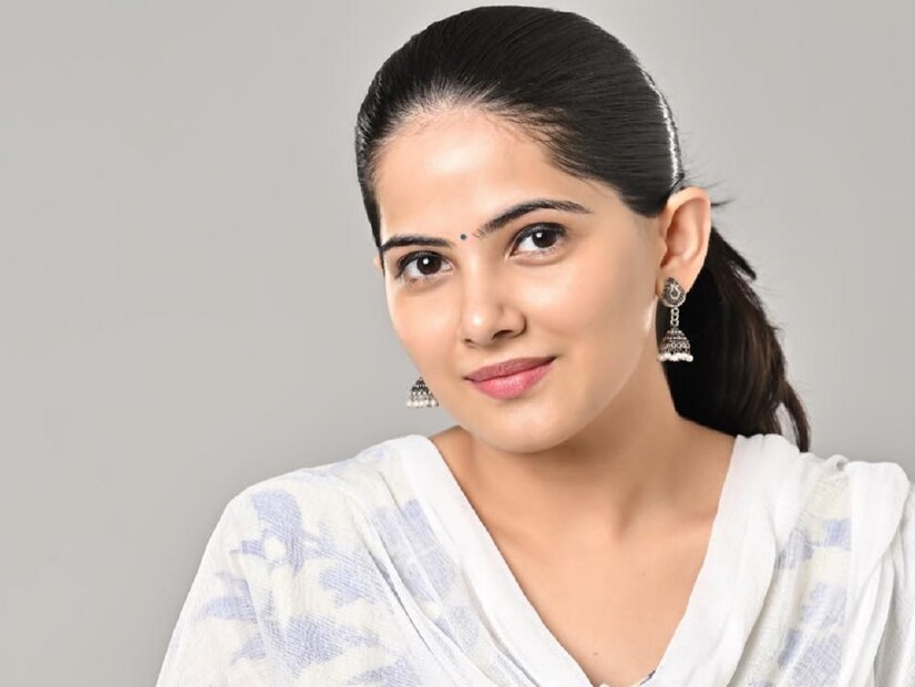  কিন্তু ধীরেন্দ্র-জয়ার বিবাহের গুজব সত্যি কি না তা নিয়ে দ্বন্দ্ব ছিলই। গত কয়েক দিন ধরেই সোশ্যাল মিডিয়ায় এমন খবর ছড়িয়ে পড়েছে যে, দু’জনে বিবাহ বন্ধনে আবদ্ধ হতে চলেছেন। একটি বেসরকারি সংবাদমাধ্যমকে দেওয়া সাক্ষাৎকারে ধীরেন্দ্র কৃষ্ণ শাস্ত্রী নিজেই এই বিষয়ে সত্যতা জানিয়েছেন।