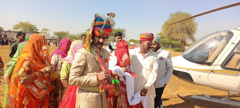 বাগদানের সময়ে না কি সিং পরিবার ৫ লক্ষ টাকা যৌতুক দিতে চেয়েছিল, কিন্তু রাজাওয়াতরা তা গ্রহণ করতে অস্বীকার করেন। পাত্রের বাবা নন্দ সিং রাজাওয়াতের সাফ কথা- পণপ্রথার চেয়ে খারাপ কিছু হয় না, নিজেরা না শুধরোলে সমাজ বদলাবে কী করে!নতুন বউ নিয়ে রবিন এবং রাজাওয়াতরা ফিরে গিয়েছেন আলওয়ারের মাধোগড়ে। কিন্তু এই বিয়ের স্মৃতি যে বংশওয়াড়ার মন থেকে মুছবে না, তা আর আলাদা করে বলে দিতে হয় না!