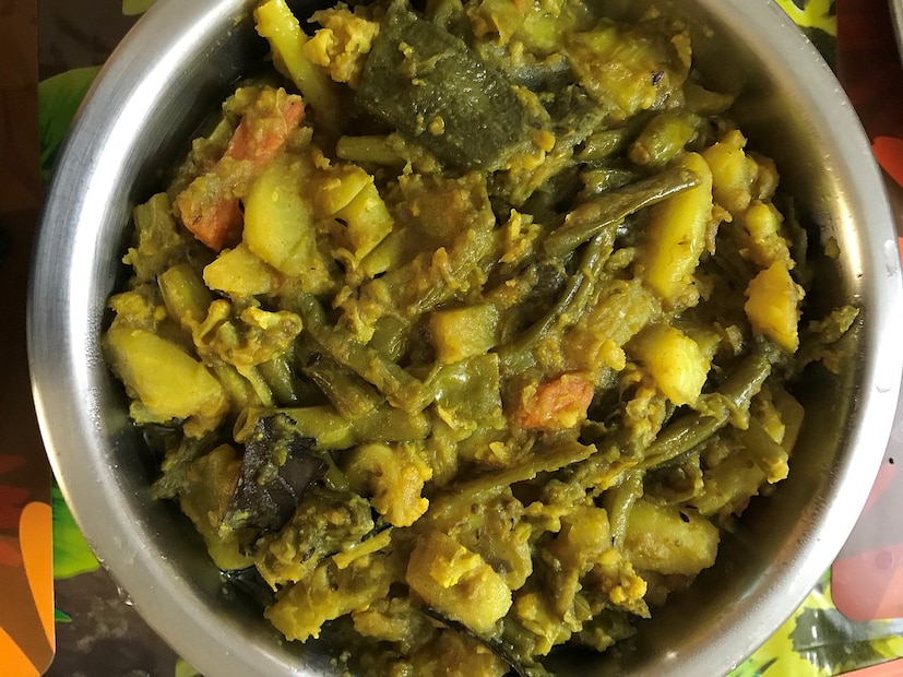 লাবড়া কী? সাধারণত পুজো বাড়িতে ব্যবহার করা হয়, এই অসাধারণ রান্নাটি। এই রান্নাটি নিরামিষ হয়, প্রত্যেকটি হিন্দু বাড়িতে সরস্বতী পুজো, লক্ষ্মী পুজোয় খিচুড়ি ভোগের সঙ্গে এমন একটি অসাধারণ পদ থাকবেই। এর মধ্যে থাকে আলু, মিষ্টি আলু, কাঁচকলা, সিম, বেগুন ও আরও নানা রকম সবজি। সবজি যত বেশি ততই বাড়ে এই পদের স্বাদ। আর এই এক পদেই হতে পারে ভোগের দুর্দান্ত পারফরম্যান্স।