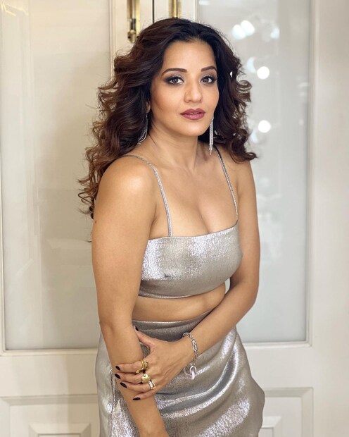 মোনালিসার প্রতিটি ছবি পুরস্কার বিতরণী অনুষ্ঠানের যেখানে তিনি নিজের রূপে আকৃষ্ট করে সকলের নজর কেড়েছেন ৷ ছবি সৌজন্যে ইনস্টাগ্রাম ৷ 