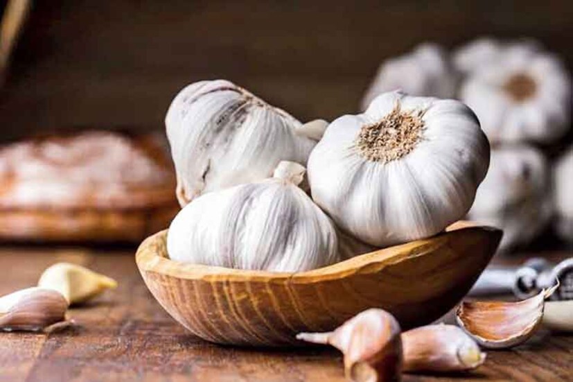 রসুন-- রসুনে থাকে অ্যান্টিভাইরাল, অ্যান্টিব্যাকটেরিয়াল এবং অ্যান্টিফাঙ্গাল বৈশিষ্ট্য যা ডায়রিয়া এবং পেটে ব্যথা থেকে মুক্তি দেয়। রসুনের একটি কোয়া মুখে নিয়ে এক গ্লাস হালকা গরম জল দিয়ে গিলে নিন। এছাড়াও, জলে রসুনের কয়েকটি কোয়া দিয়ে ফোটান। তারপর সারা দিন এটি পান করুন।