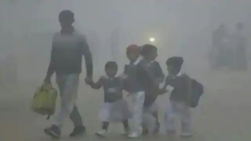 গাজিয়াবাদে শৈত্যপ্রবাহের কারণে, ১১ জানুয়ারি পর্যন্ত প্রথম শ্রেণী থেকে অষ্টম পর্যন্ত স্কুলগুলি বন্ধ রয়েছে। এবার দিল্লিতেও বন্ধ হল স্কুল।