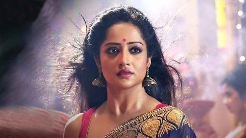 বিয়ের সাজে অপূর্ব দেখিয়েছে অভিনেত্রীকে। প্রেম নয় মা-বাবার পছন্দেই পাত্র বেছেছেন রুশা। বিরিয়ানি, কবিরাজিতে ছিল এলাহি খাওয়াদাওয়ার আয়োজনও। দেখাশোনার পর ভালোবাসাটা যে কখন হয়ে গেল তা রুশা নিজেও বোঝেননি।