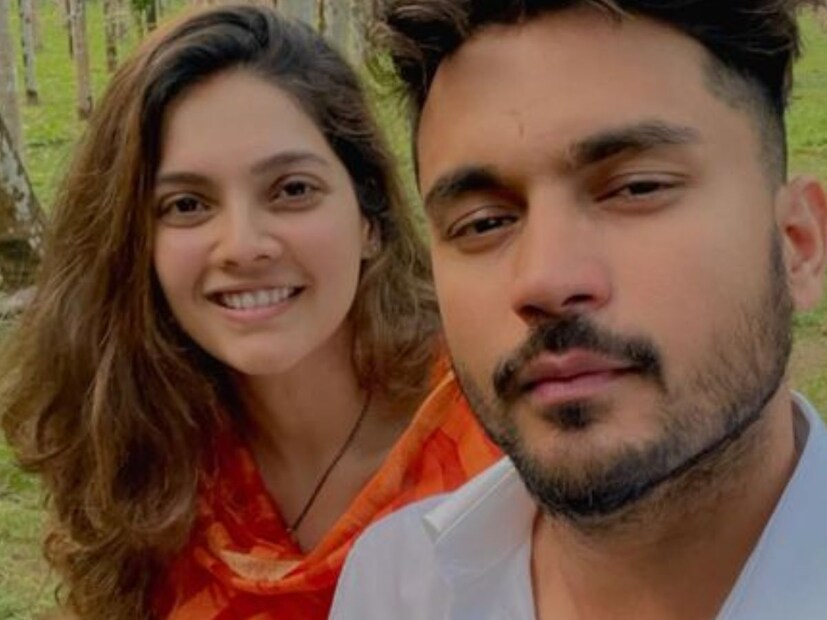 মনীশ পান্ডের বিয়ে কোনো সিনেমার গল্পের চেয়ে কম নয়। তাঁর বিয়ে ঠিক হয়েছিল ডিসেম্বর ২০১৯- এ। তিনি তখন সৈয়দ মুশতাক আলী ট্রফিতে কর্ণাটকের অধিনায়ক ছিলেন। এর পর তাঁকে ভারতীয় ক্রিকেট দলেও যোগ দিতে হয়েছিল। কারণ তিনি সেই সময়ে টিম ইন্ডিয়ার হয়েও খেলছিলেন। এর মধ্যেই তাঁকে বিয়ে পিঁড়িতে বসতে হয়।