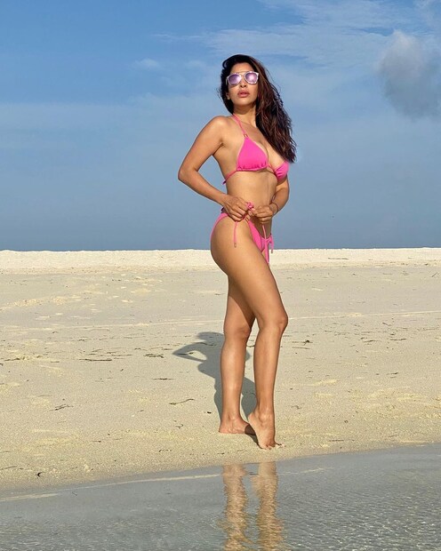 বিচের ধারে দাঁড়িয়েই বিকিনির ফিতে বাঁধছেন সোফি। 