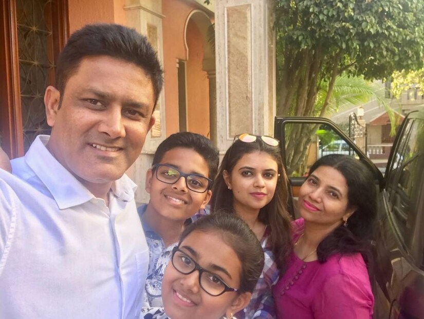 চেতনা রামতীর্থকে প্রথম দেখাতেই ভালবেসে ফেলেছিলেন কুম্বলে। তবে চেতনা বিবাহিতা ছিলেন। এমনকী তাঁর একটি মেয়েও ছিল। তবে চেতনা তাঁর প্রথম বিয়েতে সুখী ছিলেন না। ফলে জীবন চালাতে ট্রাভেল এজেন্সিতে চাকরি নেন।
