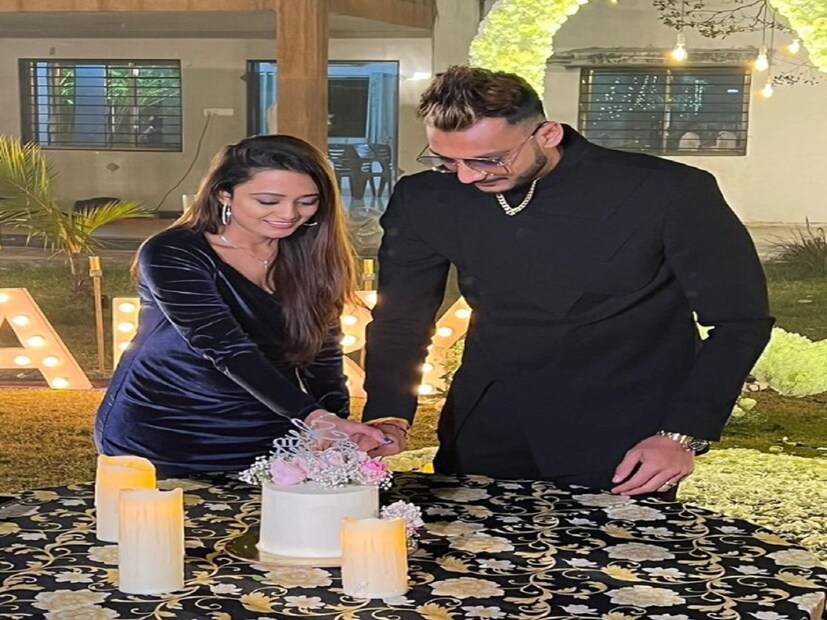 এক বছর আগে অক্ষর ও মেহার বাগদান হয়েছিল। জানা যায়, কয়েক বছর আগে মেহার জন্মদিনে তাঁকে প্রোপোজ করেছিলেন অক্ষর।