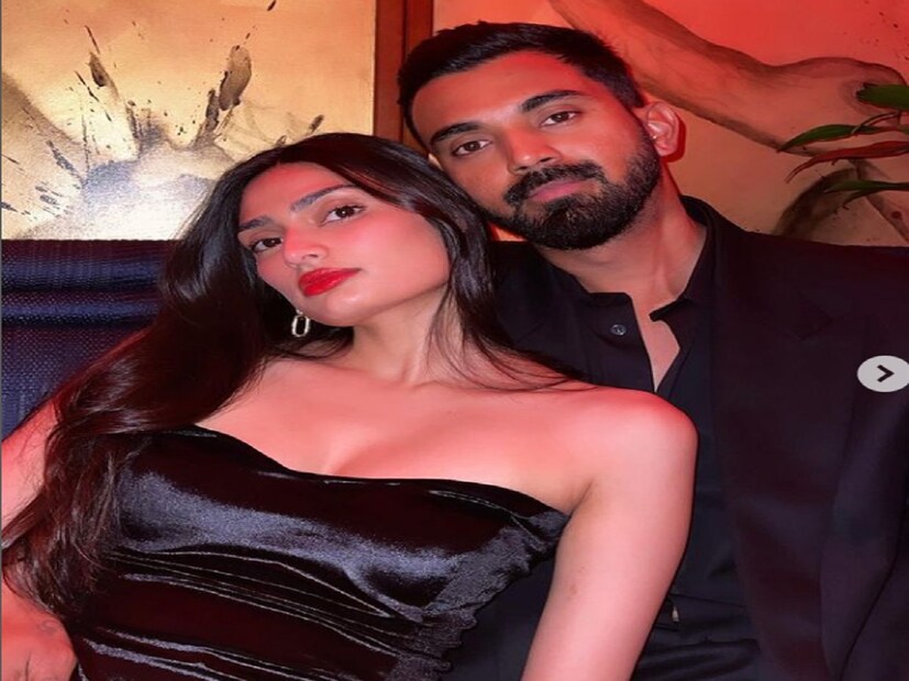 এই দম্পতির ঘনিষ্ঠ একজন জানিয়েছেন, আথিয়া ও কেএল রাহুলের বিয়ের অনুষ্ঠান হবে খুবই সাদামাটা। দম্পতির ঘনিষ্ঠ বন্ধুবান্ধব ও পরিবারের সদস্যরা ছাড়া বলিউডের কাউকে আমন্ত্রণ জানানো হয়নি। খান্দালায় সুনীল শেঠির বাংলোতে বিয়ের অনুষ্ঠান হতে পারে। বাংলো পরিষ্কার ও সাজানোর কাজ চলছে।