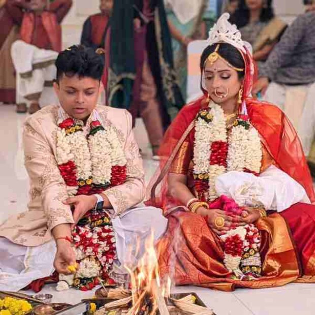 সূত্রের খবর, পাত্র কলকাতারই। নাম অনুরণ রায়চৌধুরী। কাজের সূত্রে থাকেন বিদেশে। তাই বিয়ের পর বাংলার মেয়ে রুশাও উড়ে যাবেন আমেরিকা। আপাতত বিদায় নেবেন বিনোদন জগৎ থেকে।