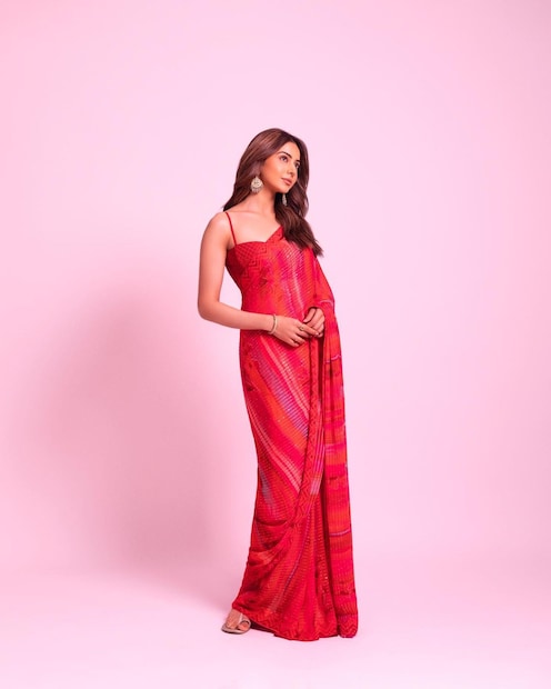 লাল প্রিন্টেড শাড়িতে মোহময়ী সাজ। 