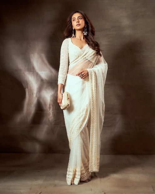 সাদা শাড়িতে স্নিগ্ধ সাজ। 