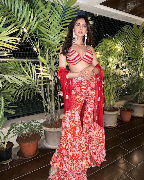 শারারার সঙ্গে ব্রালেটের সাজে সেক্সি অবতারে নায়িকা। 