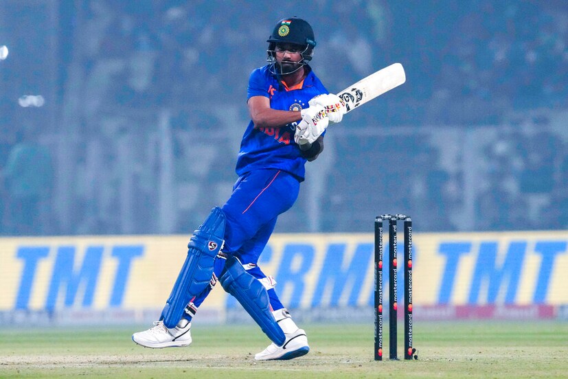 দলের ৮৩ রানে হার্দিক ফেরার পর রবীন্দ্র জাদেজা সঙ্গ দেন রাহুলকে। দুজন মিলে ঠান্ডা মাথায় দলকে জয়ের লক্ষ্যে নিয়ে যান।  অর্ধশতরান পূরণ করেন রাহুল। শতরানের পার্টনারশিপ করে রাহুল-জাদেজা জুটি। শেষ পর্যন্ত ৬১ বল বাকি থাকতে ৫ উইকেটে জয় পায় ভারত। ৯১ বলে ৭৫ রানের কামব্যাক ইনিংস খেলেন রাহুল। ৯টি চার ও ১টি ছয়ে সাজানো তার ইনিংস।