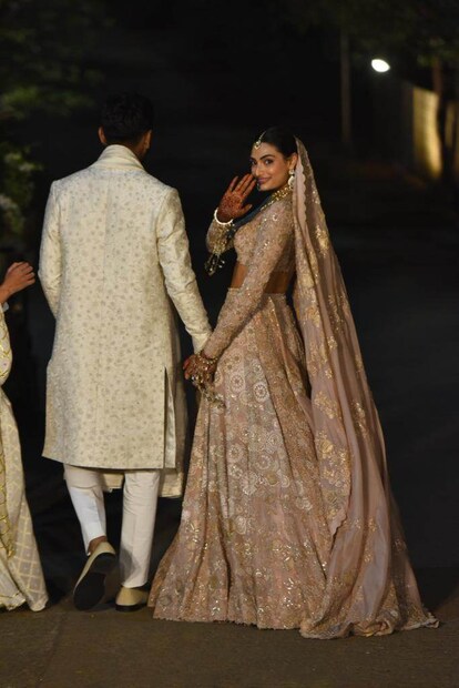 লেহেঙ্গার উপর চিকনকারির কাজ রয়েছে। মেশিনে নয়, এটি কারিগররা হাতে বুনেছিলেন। 