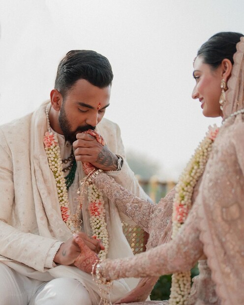 আথিয়ার এই লেহেঙ্গা তৈরি করতে এক বছরেরও বেশি সময় লেগেছিল। মোট ৪১৬ দিন সময় লেগেছে বলে জানা গিয়েছে।