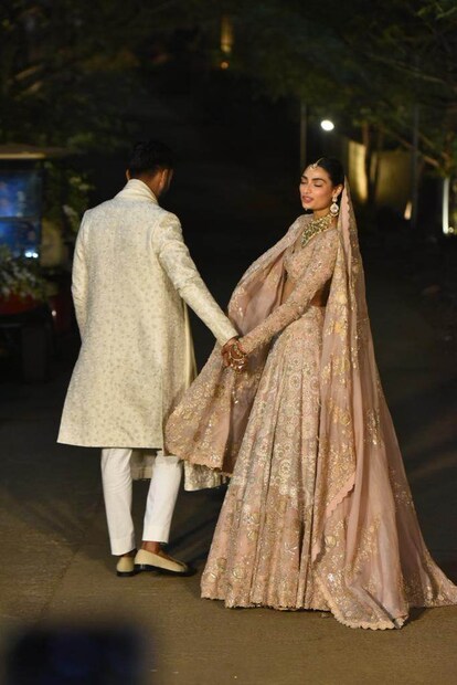 আথিয়া শেট্টিকে রয়্যাল লুক দেওয়ার চেষ্টা করেছিলেন ডিজাইনার। বিয়ের দিন এই লেহেঙ্গায় আথিয়াকে আসাদারণ সুন্দর লেগেছিল।