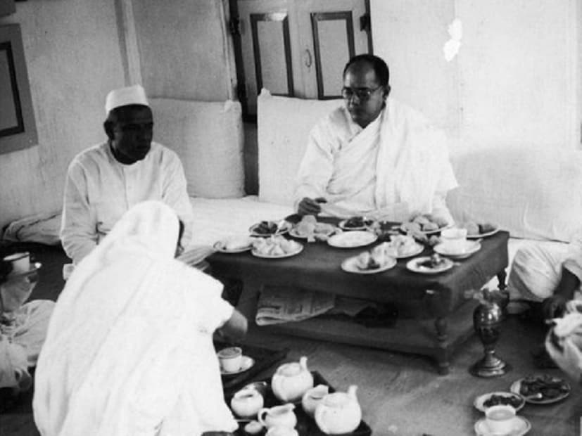 নেতাজি সুভাষ চন্দ্র বসু ১৯২৫ থেকে ১৯২৭ পর্যন্ত মায়ানমারের (বার্মা) মান্ডলা জেলে ছিলেন। তখন তিনি প্রায়ই বৌদি বিভাবতী বসুকে জেলের খাবারের কথা লিখতেন। সেসব চিঠিতে তিনি জানাতেন, কারাগারে কী ধরনের খাবার পান। শ্যালিকাকে লেখা বহু চিঠিতে তিনি উল্লেখ করেছেন, জেলে ঠিকমতো ভাত বা খাবার পাওয়া যায় না। খাবারের মধ্যে পেঁপে, বেগুন ও পালংশাক খেয়েই সন্তুষ্ট থাকতে হয়।