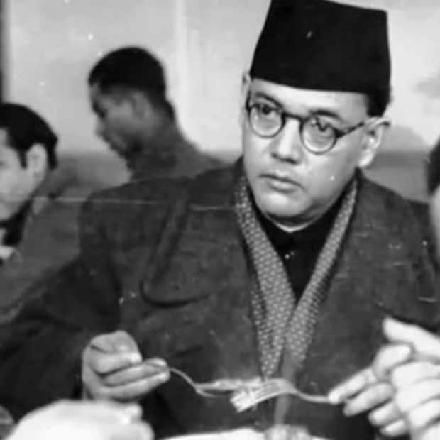 নেতাজি সুভাষ চন্দ্র বসু অনেক জায়গায় তাঁর খাবারের কথা লিখেছেন। বাঙালি হওয়ায় বাঙালি খাবার ছিল তাঁর দুর্বলতা। প্রচুর চা পান করতেন। একইভাবে তিনি ছানার তৈরি যে কোনও খাবার পছন্দ করতেন। তবে স্বাধীনতা সংগ্রামের সময় জেলে পরিবেশিত খাবারেই তাঁকে দীর্ঘদিন সন্তুষ্ট থাকতে হয়েছে।