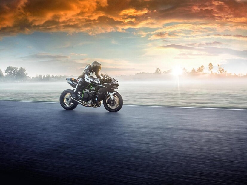 ২০২২ সালে লঞ্চ হয়েছিল Kawasaki Ninja H2R. সেই লেটেস্ট মডেল রাহুলকে গিফট করেছেন ধোনি।