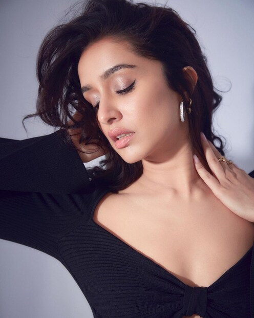কালো কাটআউট ড্রেসে সেক্সি অবতারে নায়িকা। 