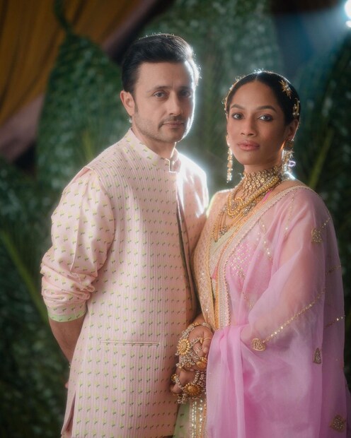 তাই এবার নিজেদের প্রেমের সাক্ষী রাখলেন হাতেগোনা কয়েকটি মানুষকেই। সাজের মধ্যেও অতি আড়ম্বর ছিল না। রীতি, আচার-অনুষ্ঠান মেনেও বিয়ে করেননি তাঁরা। কেবল সই করে নিজেদের জীবনের নতুন অধ্যায় শুরু করলেন প্রেমিক-প্রেমিকা।