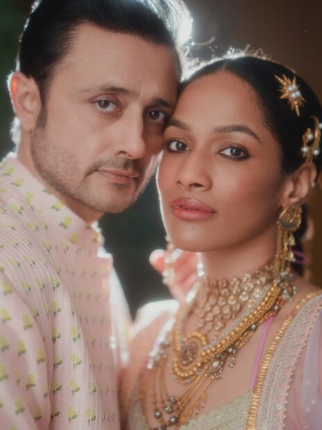 গোলাপি লহেঙ্গায় সেজে মাসাবা। অন্যদিকে সত্যদীপের পরনে গোলাপি কুর্তা-পাজামা। খুব সাদামাটা ভাবে বিয়ে হয়েছে তাঁদের। কোর্টে গিয়ে সই করে চার হাত এক হয়েছে ডিজাইনার-অভিনেতার। 