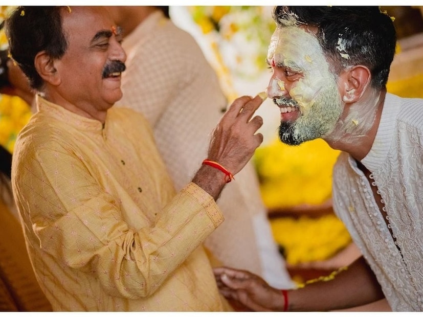 পরিবারের সদস্যরা অনেকেই কেএল রাহুলের হলদি অনুষ্ঠানে অংশ নেন।