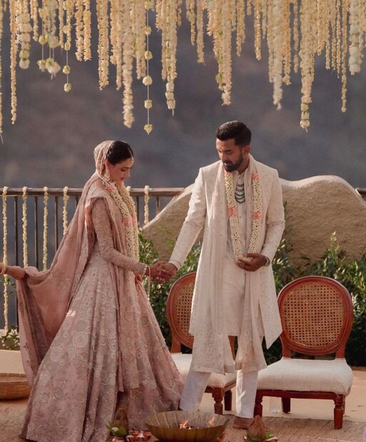 সিনেমা থেকে অবসরের পর হোটেল ব্যবসা শুরু করেছিলেন সুনীল শেট্টি। তিনি এখন নামজাদা ব্যবসায়ী। আর তাঁর খান্ডালার খামারবাড়িটি আত্মীয়দের সঙ্গে পারিবারিক অনুষ্ঠানের জন্য ব্যবহৃত হয়।