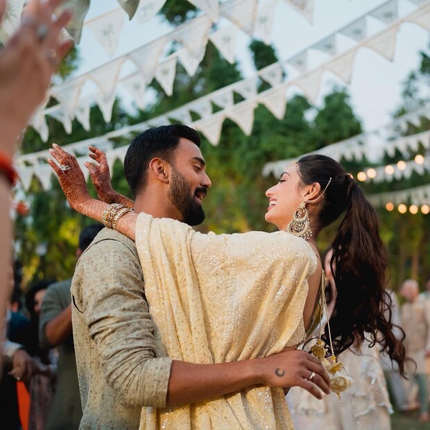 মেহেন্দি হাতে নিয়েই স্বামীর সঙ্গে রোমান্টিক নাচে মত্ত সুনীল শেট্টির মেয়ে। পরনে ছিল হালকা হলুদ রঙের লহেঙ্গা। বরের পরনে ছাই রঙা শেরওয়ানি।