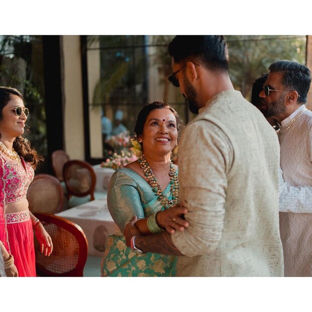 অন্যদিকে ছেলের বিয়েতে আবেগঘন রাহুলের মা। তারই এক ঝলক প্রকাশ্যে এল ছবিতে। ছেলের জড়িয়ে ধরে রয়েছেন ক্রিকেটারের মা।