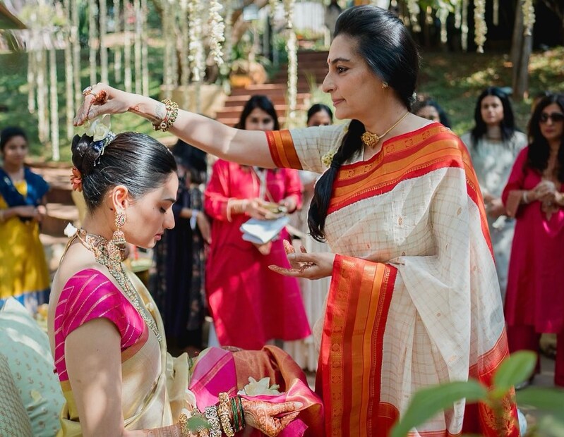 বিয়ের লগ্ন শুরু হওয়ার আগে সুনীল-পত্নী মানা শেট্টি মেয়ের বিয়ের রীতি আচার অনুষ্ঠান পালনে মগ্ন।