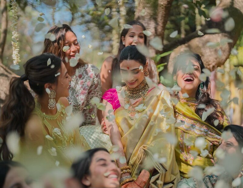 বিয়ের আগে মেহেন্দি, সঙ্গীতানুষ্ঠানে মেতে উঠেছিলেন দুই পরিবার। আসর বসেছিল সুনীল শেট্টির খান্ডালার খামারবাড়ি ‘জাহান’-এ।