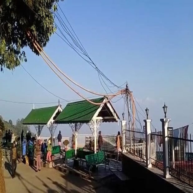 শৈলশহরের ম্যালের ভিউ পয়েন্টে দেখা গিয়েছে পর্যটকদেরও। যদিও এই মূহূর্তে সংখ্যাটা কমই। তবু এমন মনোরম আবহাওয়ায় মজেছেন ভ্রমণপিপাসুরা। 