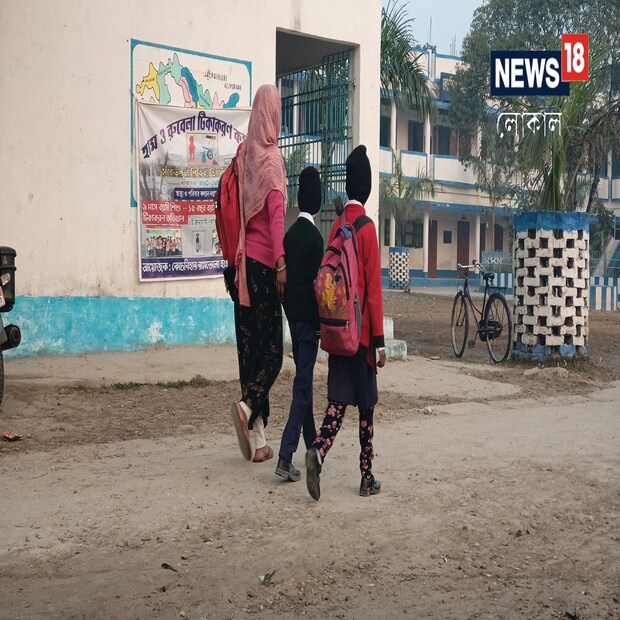 ২) ঘন কুয়াশার চাদর এবং কাটিয়ে উঠেছে কোচবিহার জেলা। তাই বর্তমানে কিছুটা হলেও স্বস্তির নিশ্বাস নিচ্ছে জেলার মানুষেরা। যেখানে কয়েকদিন আগে পর্যন্ত সকালের দিকে ঘন সাদা কুয়াশা চাদরে মুড়ে থাকত গোটা কোচবিহার জেলা। সেখানে বর্তমানে সম্পূর্ণ অন্যরকম ছবি। (ছবি ও তথ্য - সার্থক পন্ডিত)