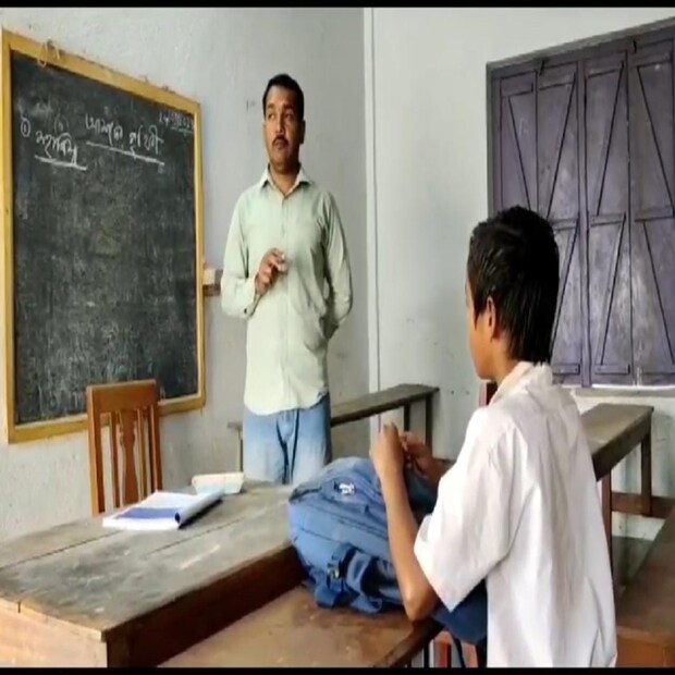 ষষ্ঠ থেকে অষ্টম শ্রেণী পর্যন্ত ক্লাস হয় স্কুলে। সেখানে ছাত্রছাত্রীর সংখ্যা মাত্র একজন। সেই একজন ছাত্রকে আবার পড়াতে শিক্ষক আসেন তিনজন। 